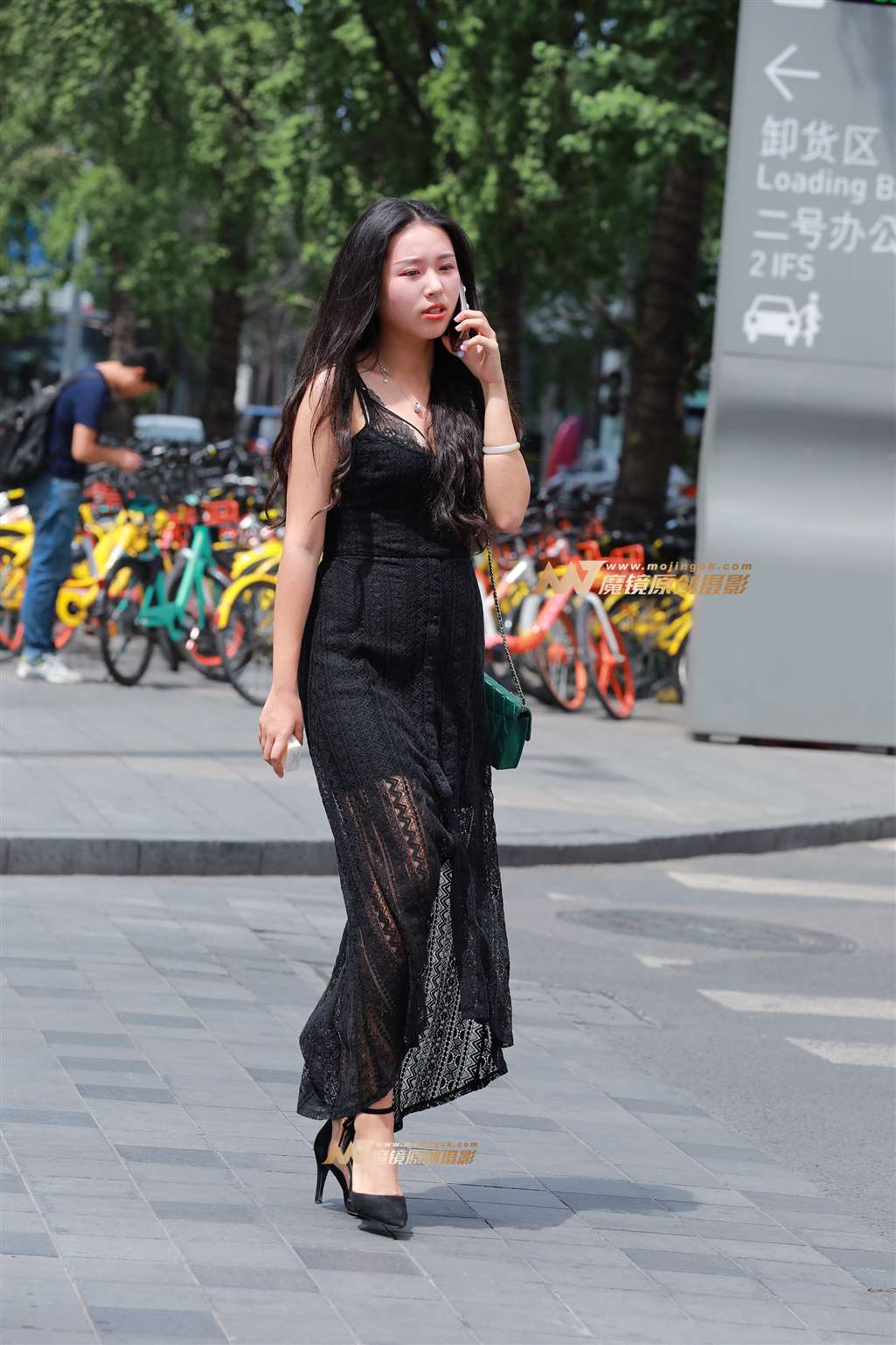 图片[1]-【视觉冲击赛帖】性感吊带连体裙淑女-街拍流行馆