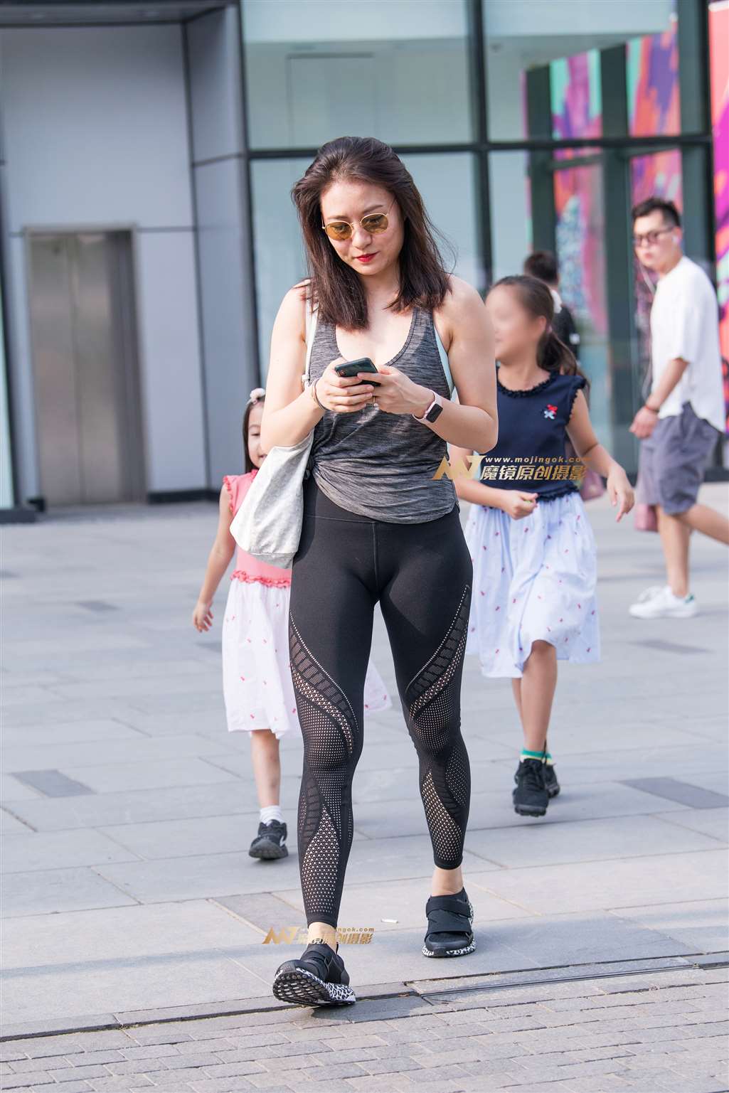 图片[1]-【一只傻麋鹿赛帖】黑色紧身弹力裤少妇-街拍流行馆