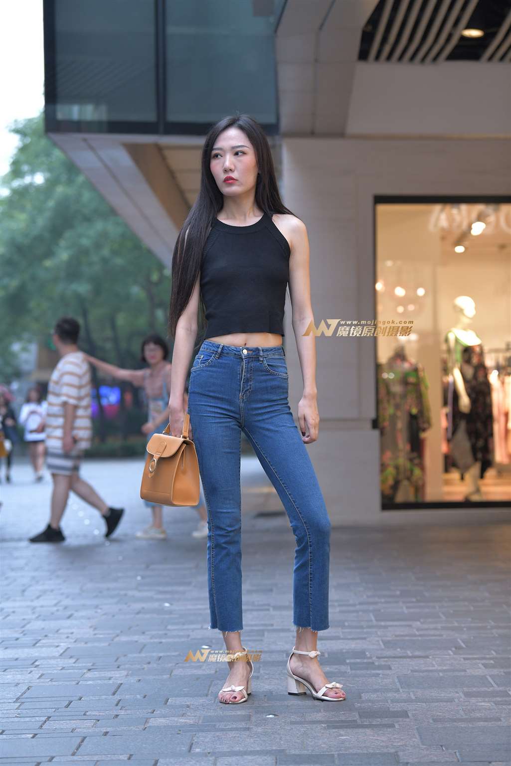 图片[1]-【街拍之魂赛帖】眼神酷酷的美女-街拍流行馆