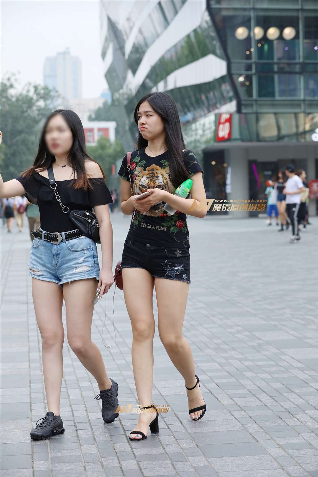 图片[1]-【视觉冲击赛帖】虎头上衣，紧致热裤美眉-街拍流行馆