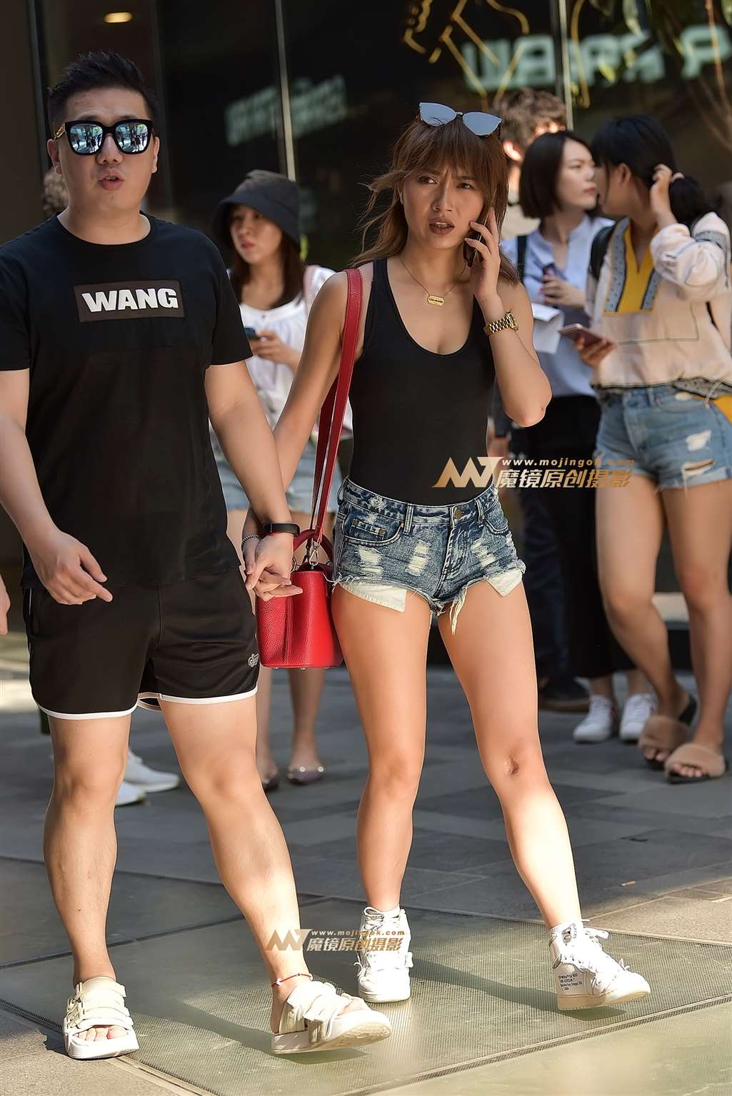 图片[2]-【赛德克赛帖】性感十足的超短热裤少妇-街拍流行馆