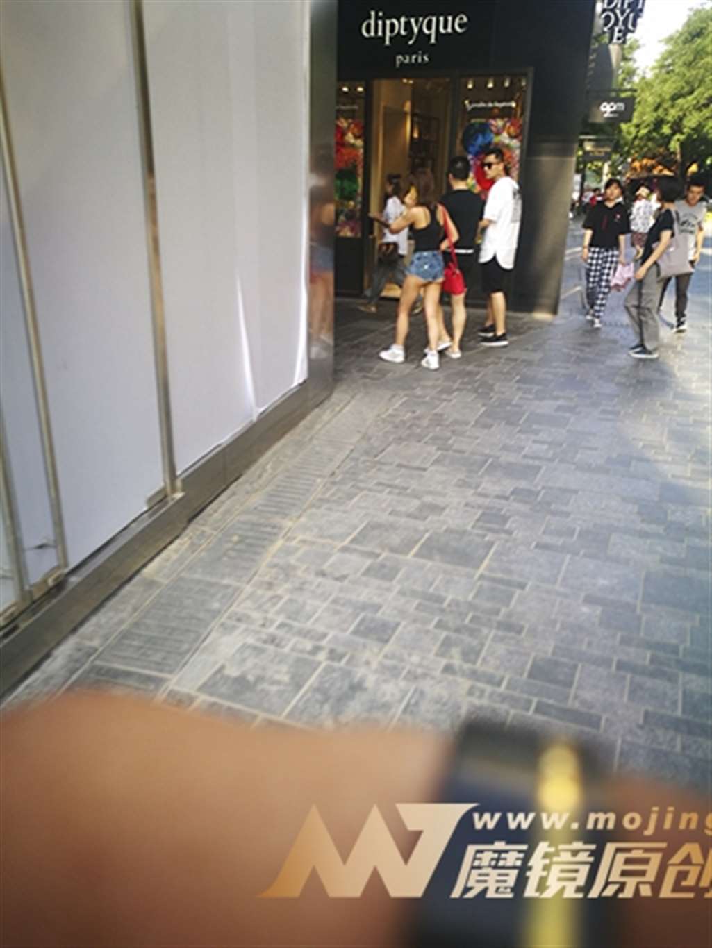 图片[3]-【赛德克赛帖】性感十足的超短热裤少妇-街拍流行馆