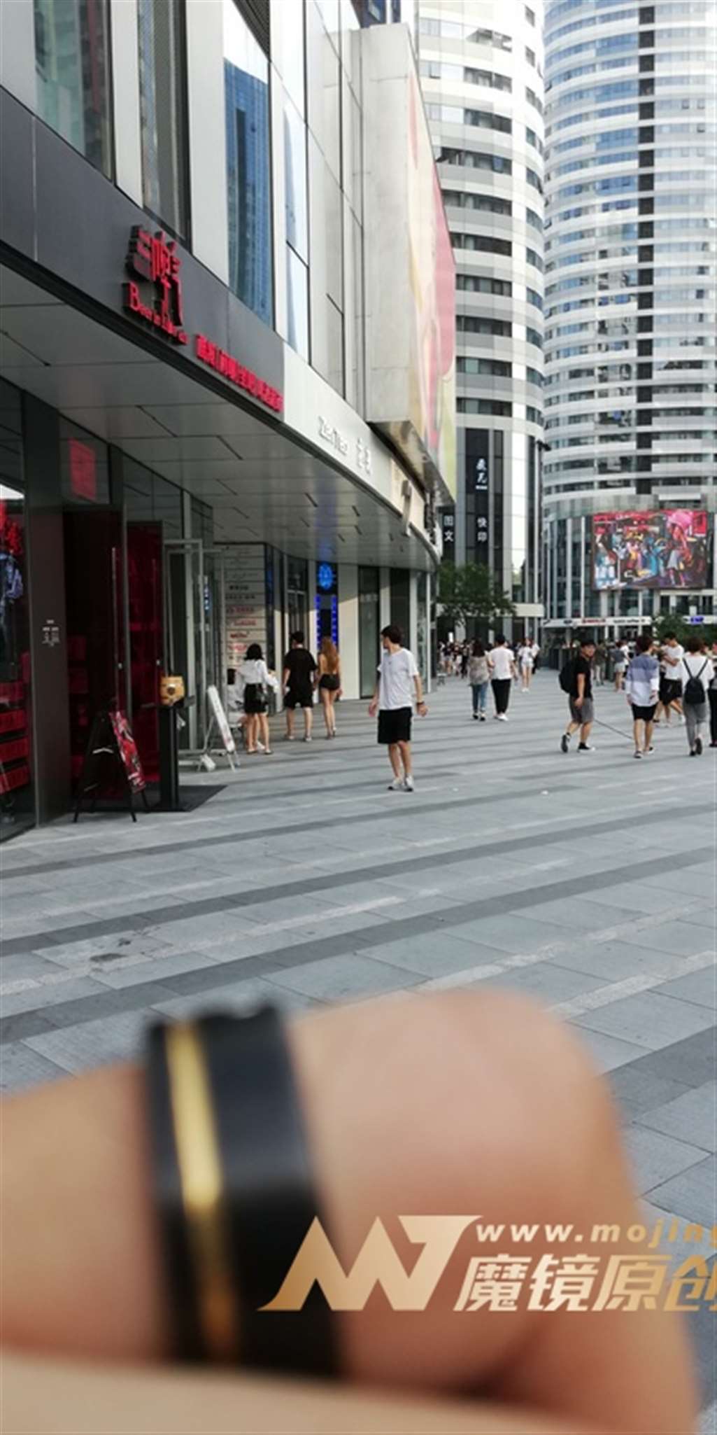 图片[3]-【视觉冲击赛帖】犹如人群中的 一朵鲜花-街拍流行馆