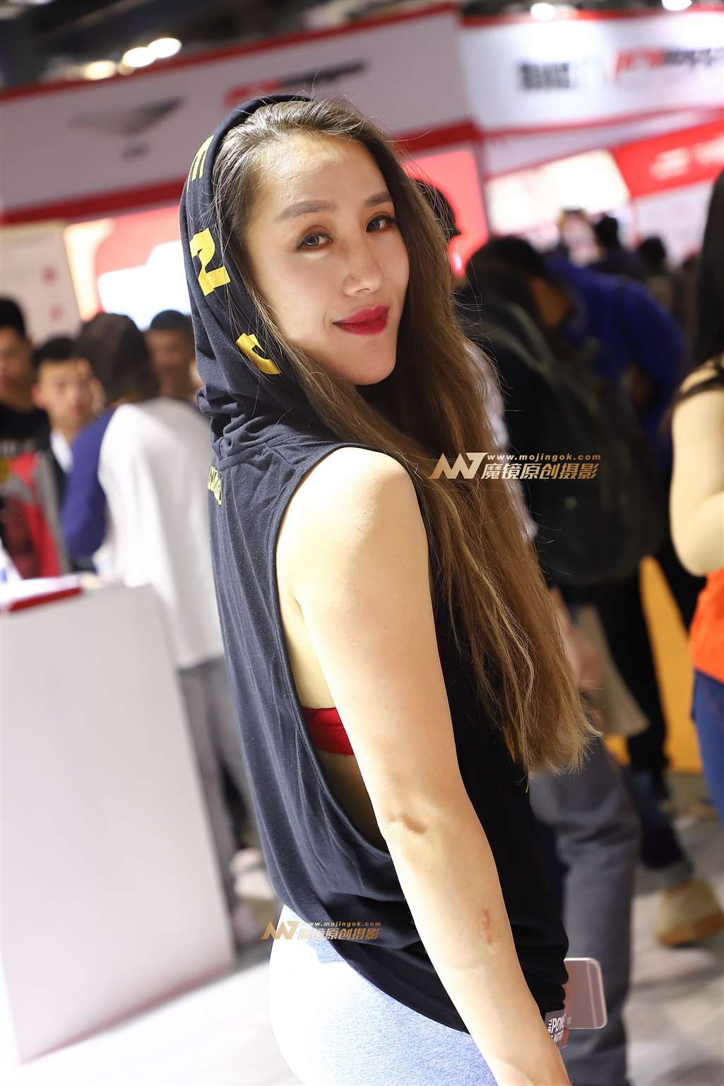 图片[1]-【Mark赛帖】浅色紧身运动裤美女-街拍流行馆
