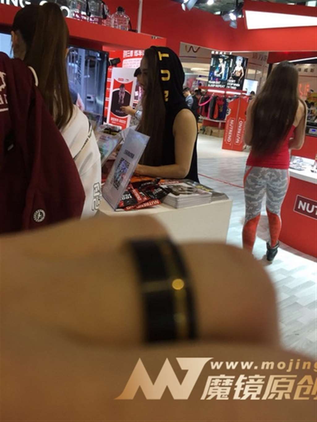 图片[3]-【Mark赛帖】浅色紧身运动裤美女-街拍流行馆