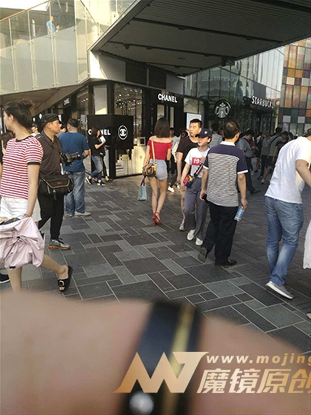图片[2]-【赛德克赛帖】靓丽抹胸衫 紧牛短裤女-街拍流行馆