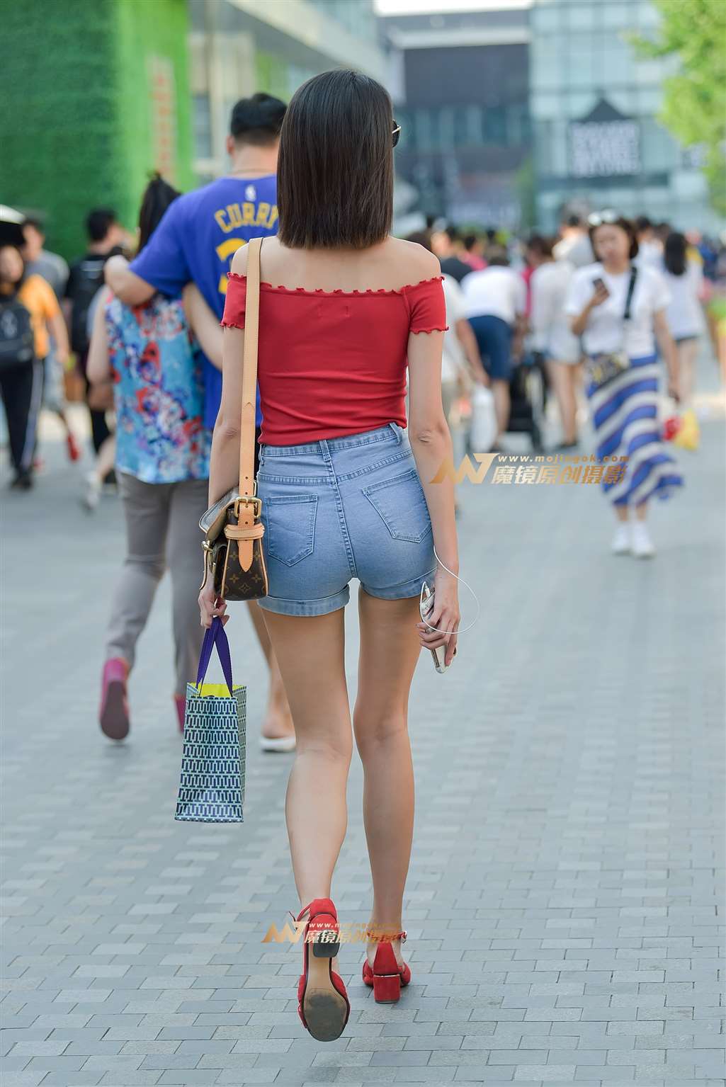 图片[4]-【赛德克赛帖】靓丽抹胸衫 紧牛短裤女-街拍流行馆