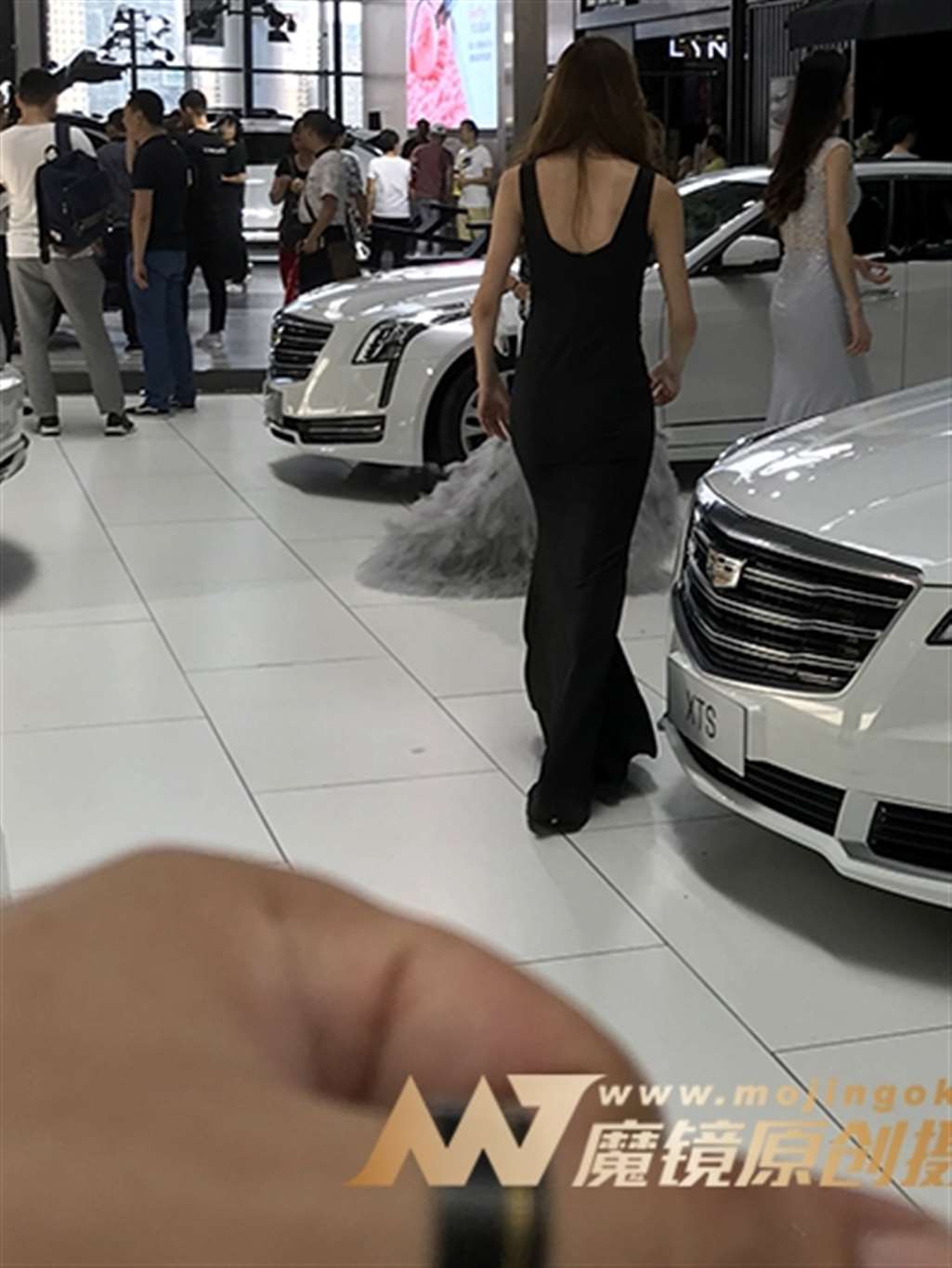 图片[3]-【哈曼赛帖】高颜值车模-街拍流行馆
