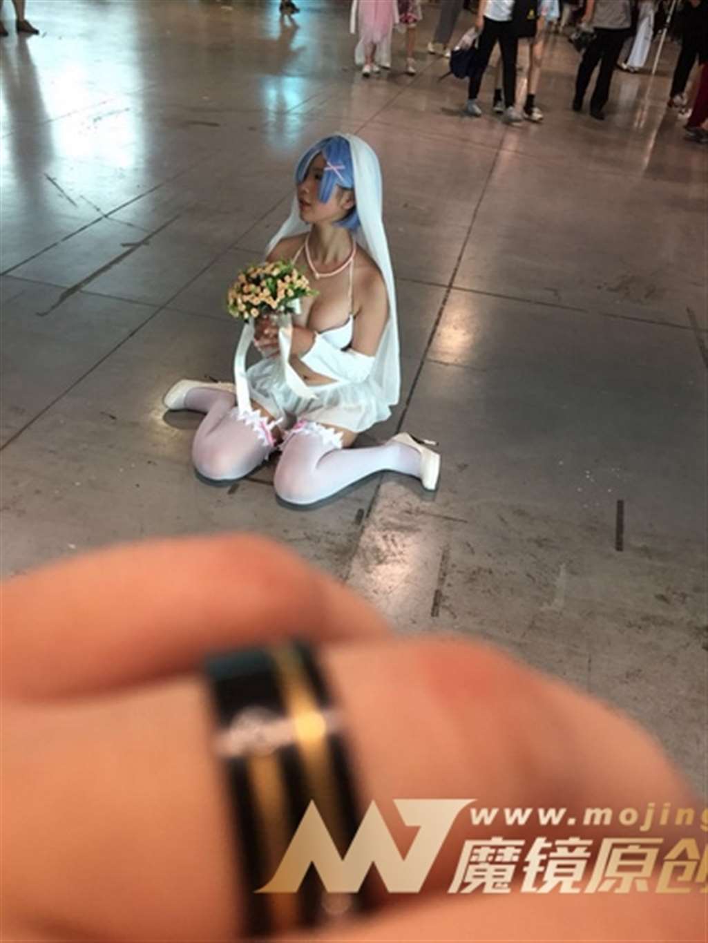 图片[3]-【Mark赛帖】手捧鲜花的性感小新娘-街拍流行馆