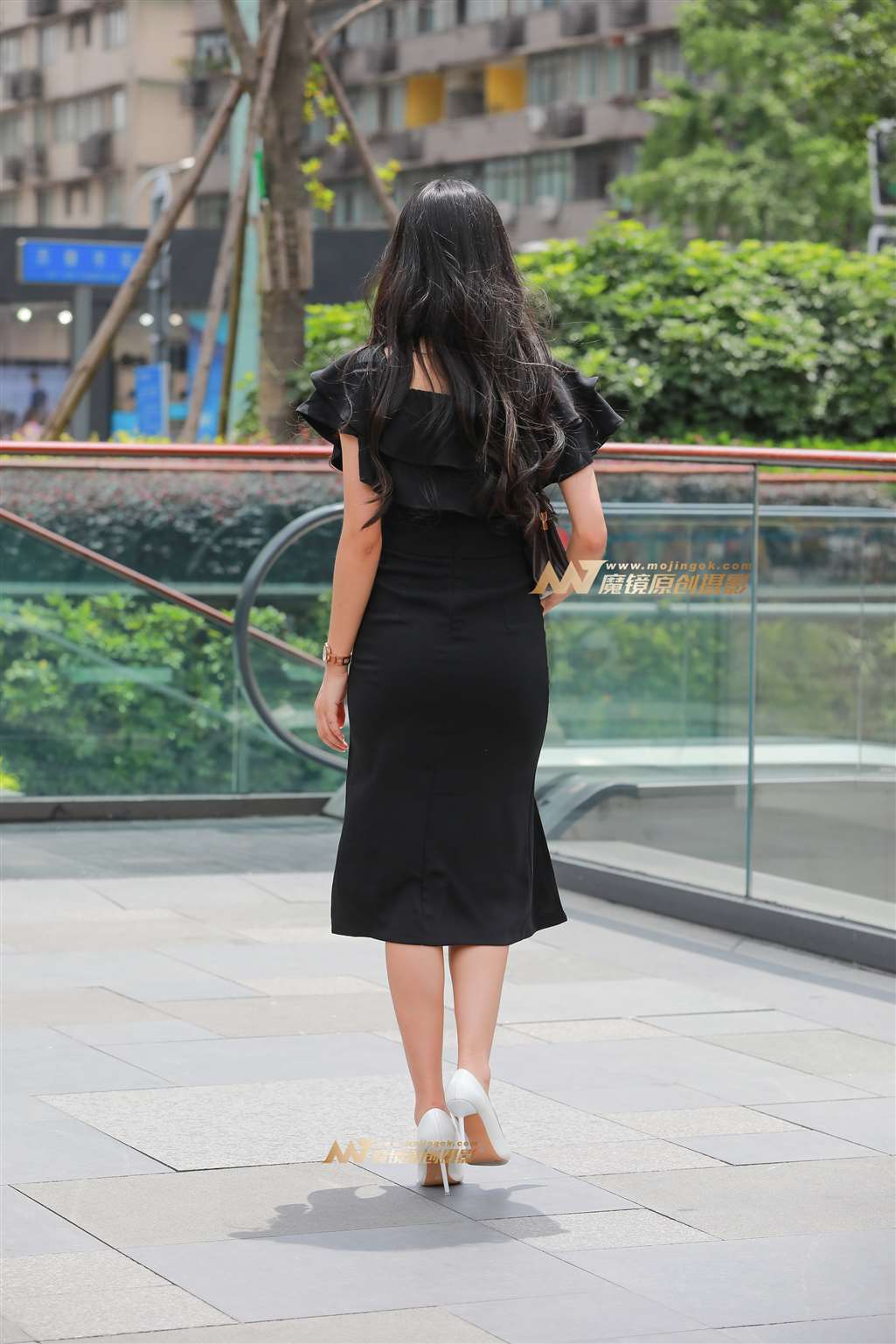 图片[2]-【视觉冲击赛帖】紧身包臀裙，风一样的女子-街拍流行馆