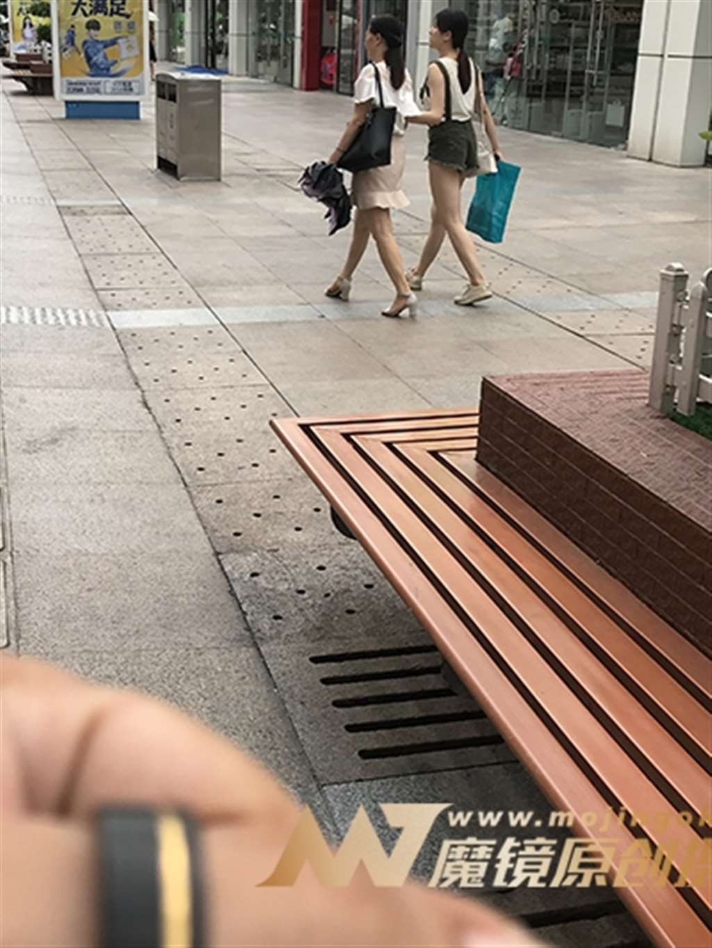 图片[3]-【哈曼赛帖】背带热裤-街拍流行馆