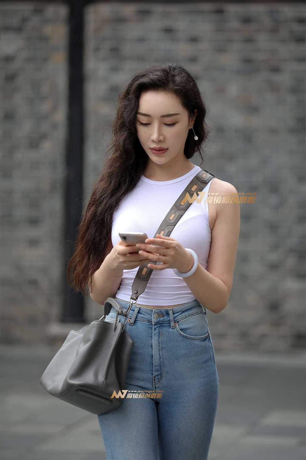 图片[1]-【凯恩赛帖】漂亮紧牛风韵美女-街拍流行馆