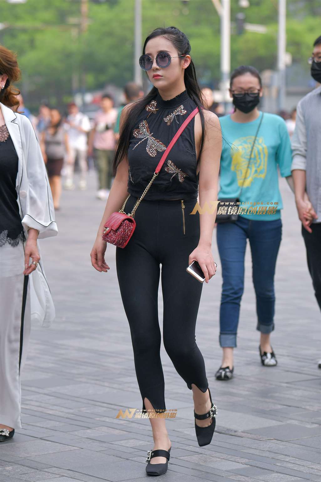 图片[1]-【红石赛帖】黑色性感紧身裤美女-街拍流行馆