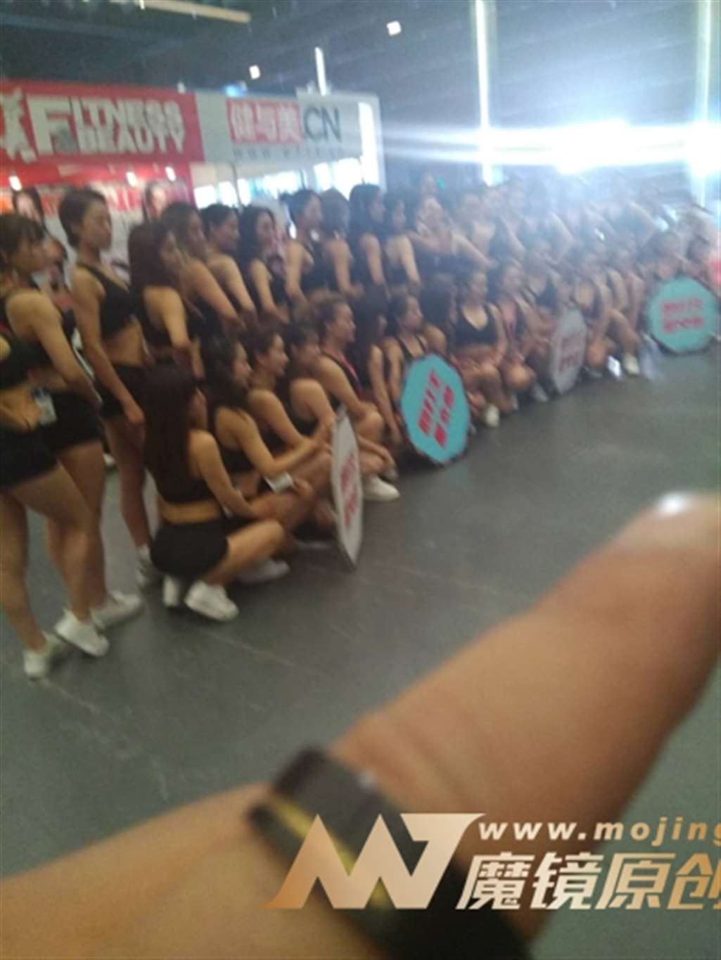 图片[3]-【咔喳赛贴】散打举牌女郎-街拍流行馆