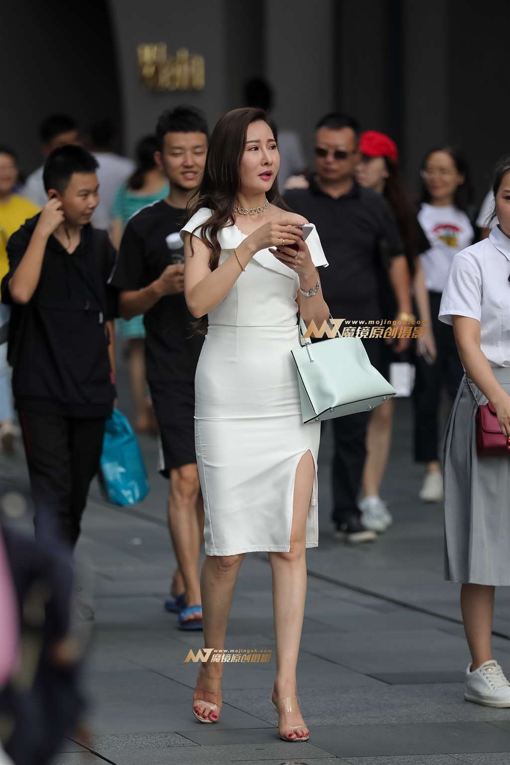 图片[1]-【凯恩赛帖】白色紧身包臀性感少妇-街拍流行馆