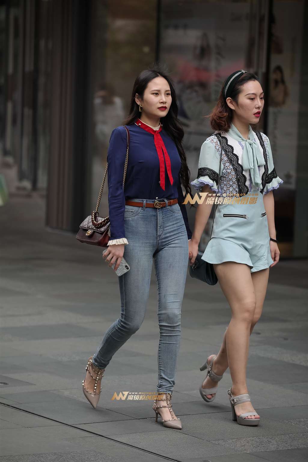 图片[1]-【凯恩赛帖】紧牛美腿和她的闺蜜-街拍流行馆