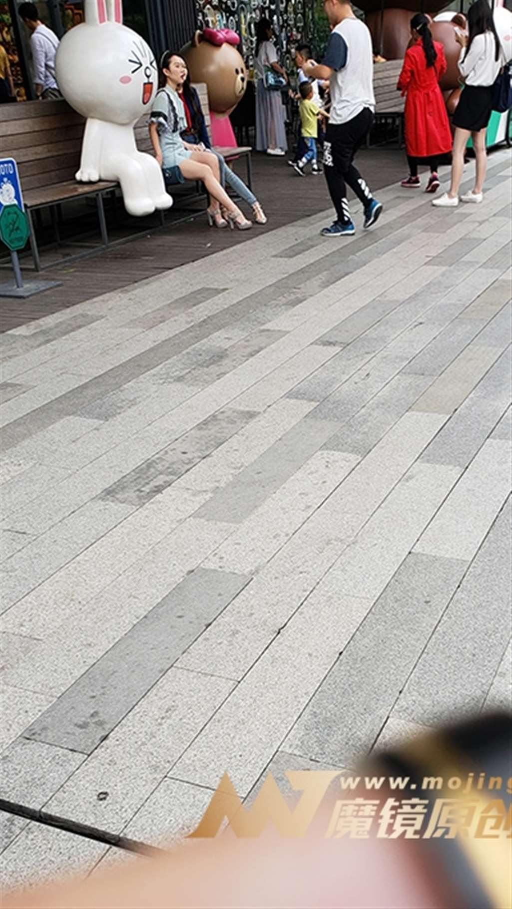 图片[3]-【凯恩赛帖】紧牛美腿和她的闺蜜-街拍流行馆
