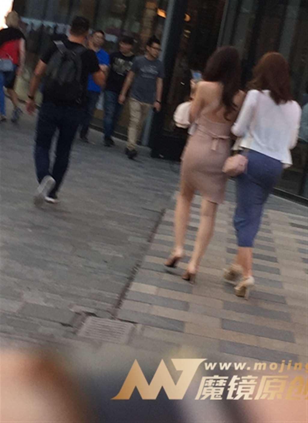 图片[3]-【红石赛帖】两个包裙美女-街拍流行馆