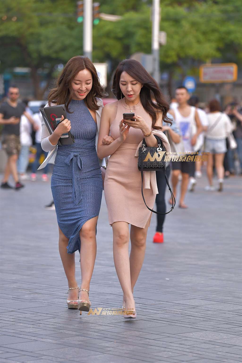 图片[4]-【红石赛帖】两个包裙美女-街拍流行馆