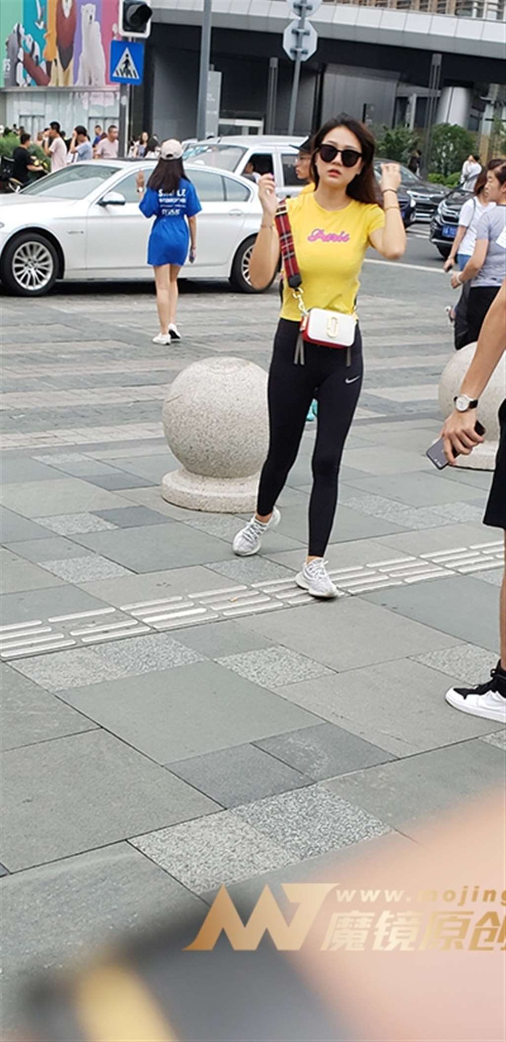 图片[3]-【凯恩赛帖】紧身裤的小性感-街拍流行馆