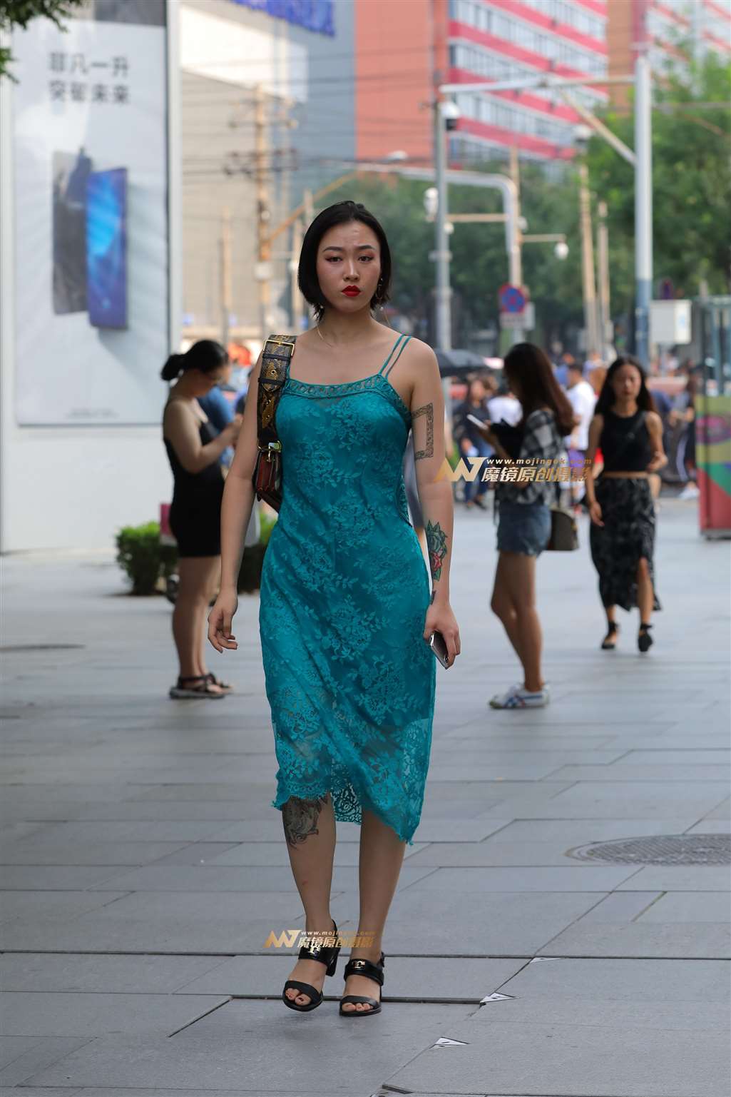 图片[3]-性感吊带裙少妇-街拍流行馆