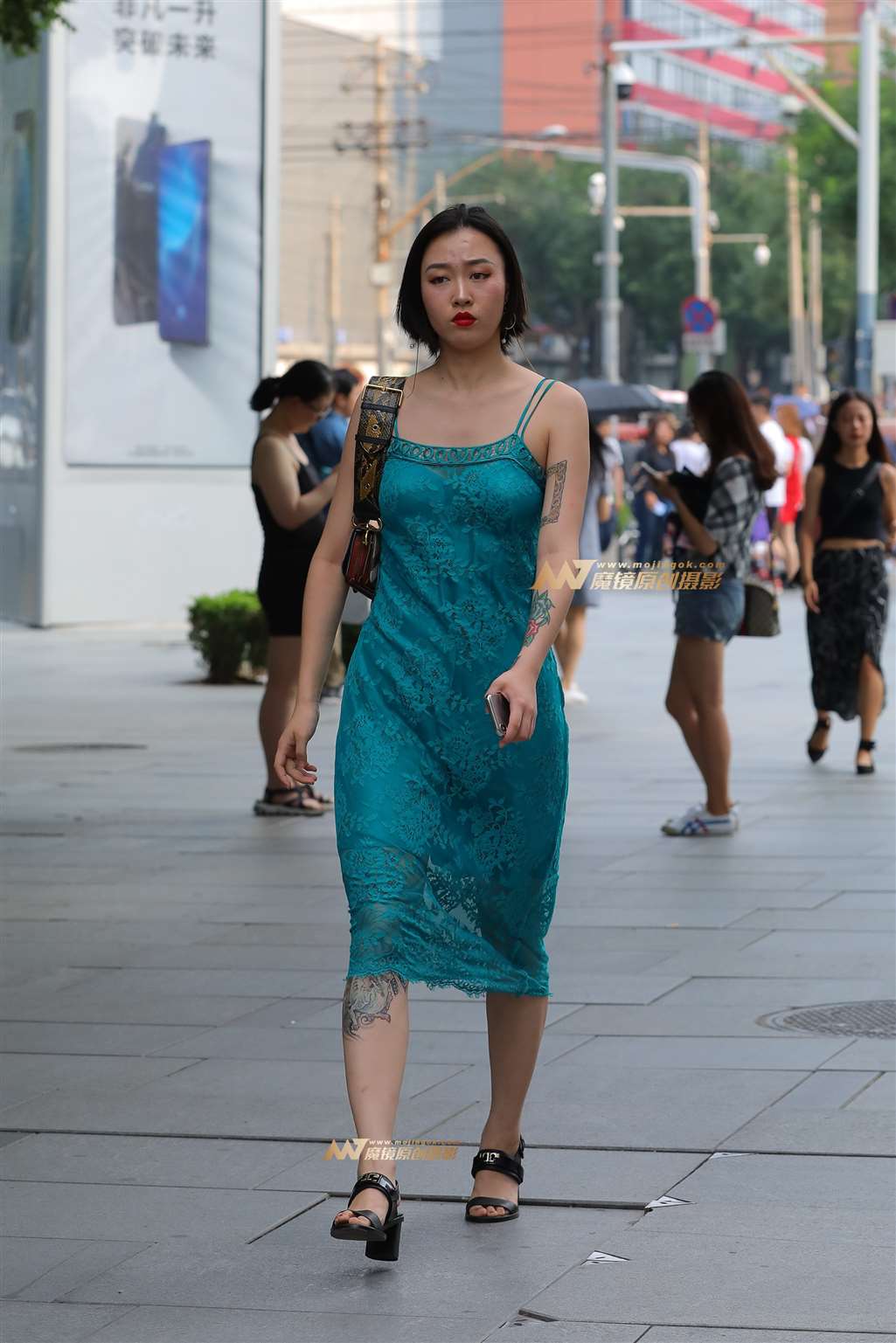 图片[4]-性感吊带裙少妇-街拍流行馆