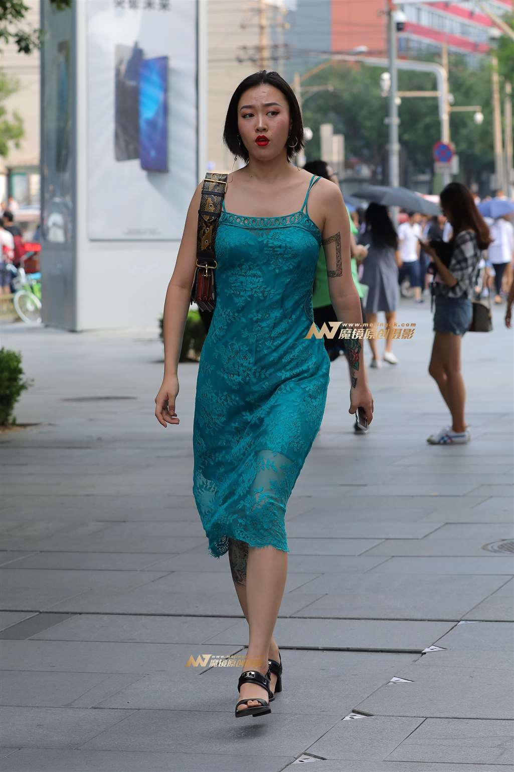 图片[5]-性感吊带裙少妇-街拍流行馆