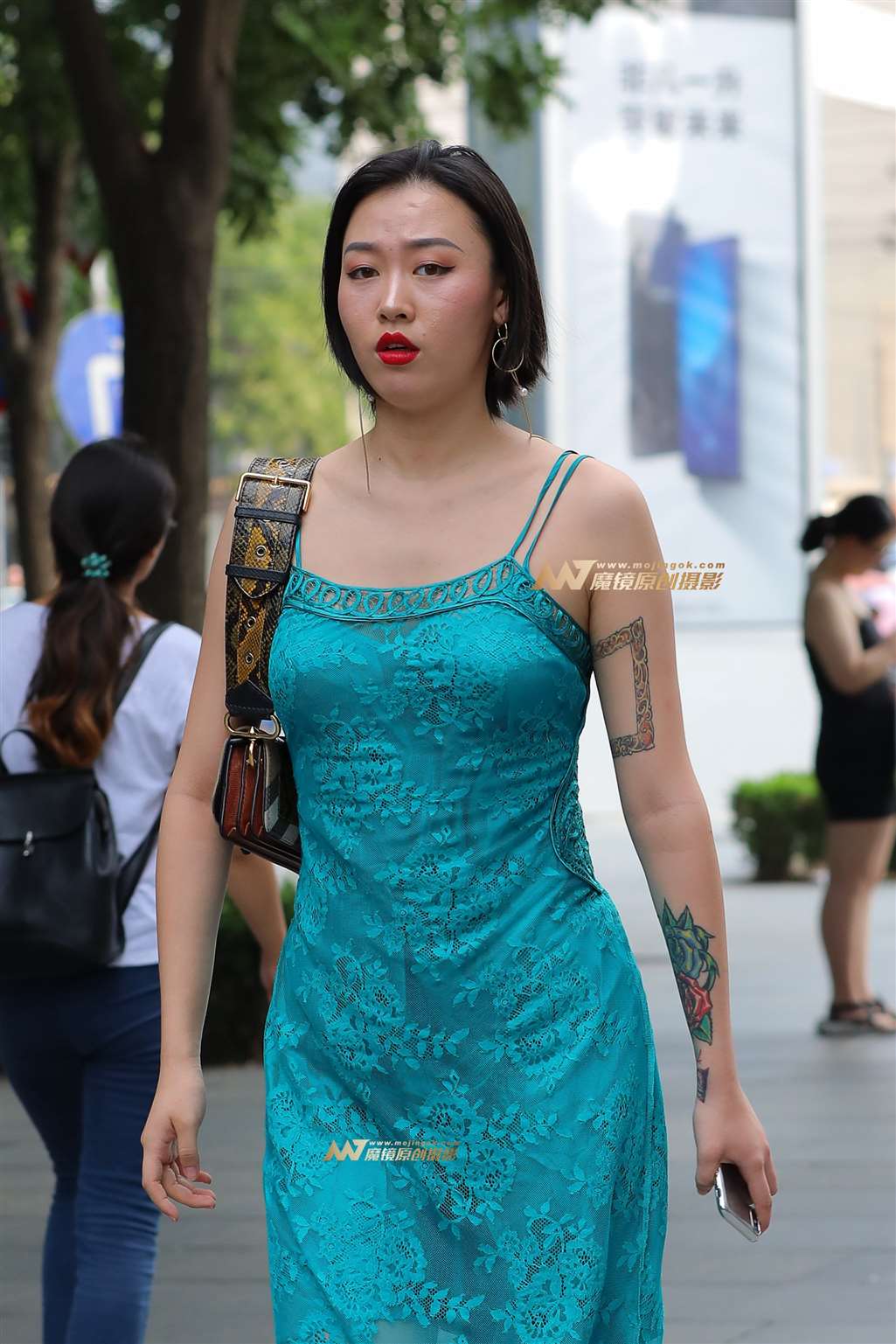 图片[1]-性感吊带裙少妇-街拍流行馆