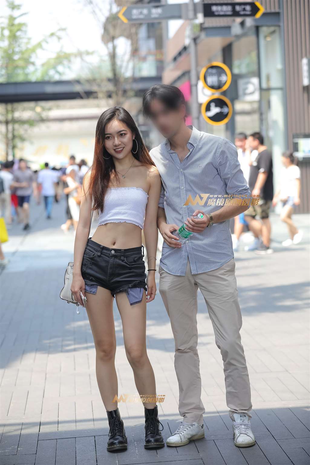 图片[1]-【凯恩赛帖】露脐热裤美女-街拍流行馆
