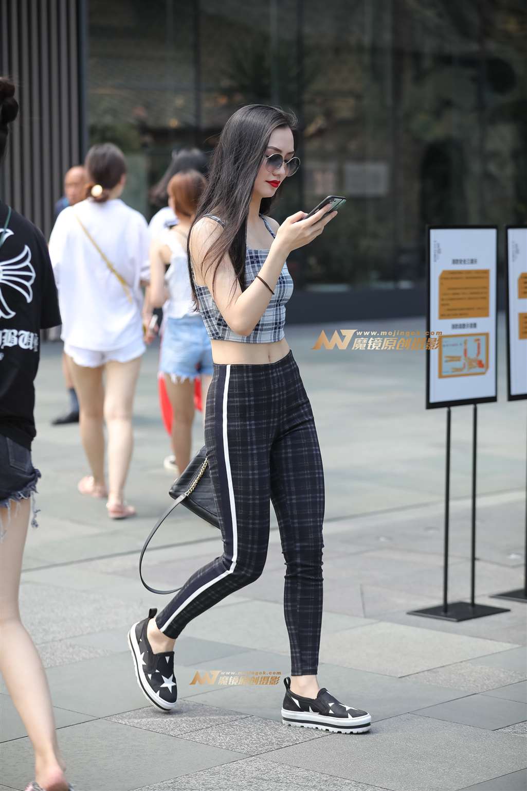 图片[1]-【凯恩赛帖】爱笑的女孩-街拍流行馆