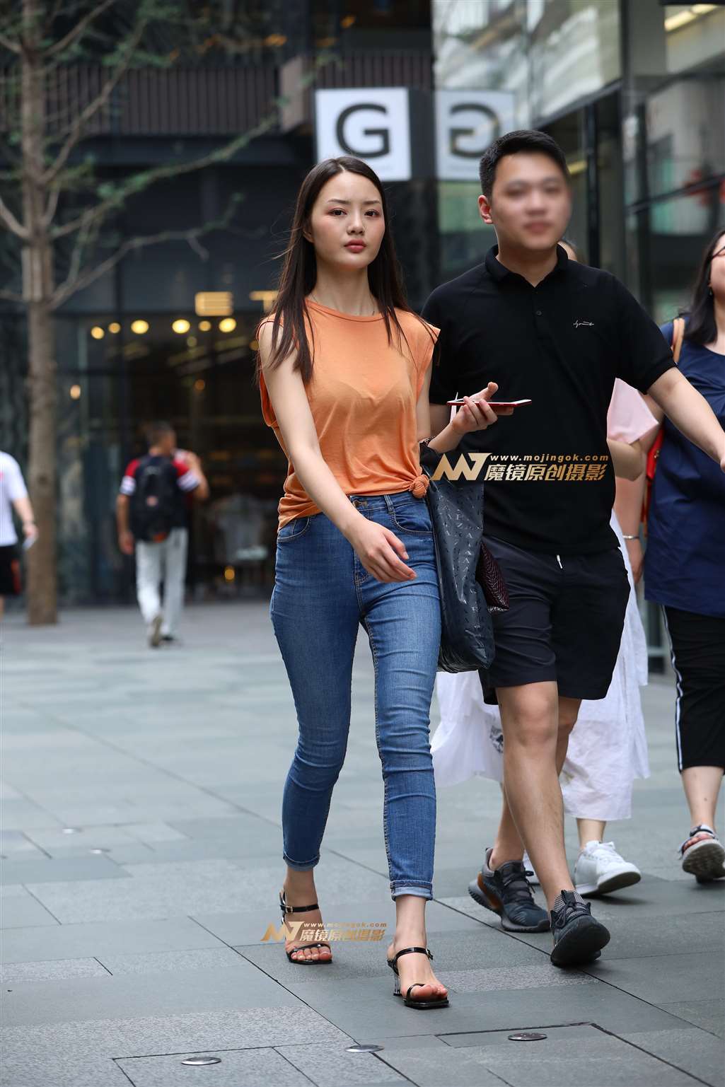 图片[1]-【视觉冲击赛帖】翘臀，紧牛 ，女友-街拍流行馆