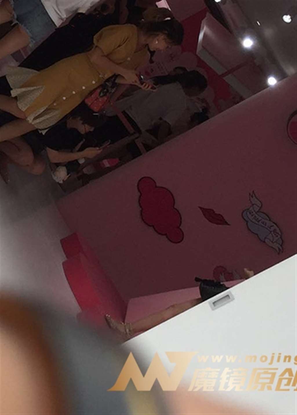 图片[3]-【红石赛帖】热裤长腿高挑美女-街拍流行馆