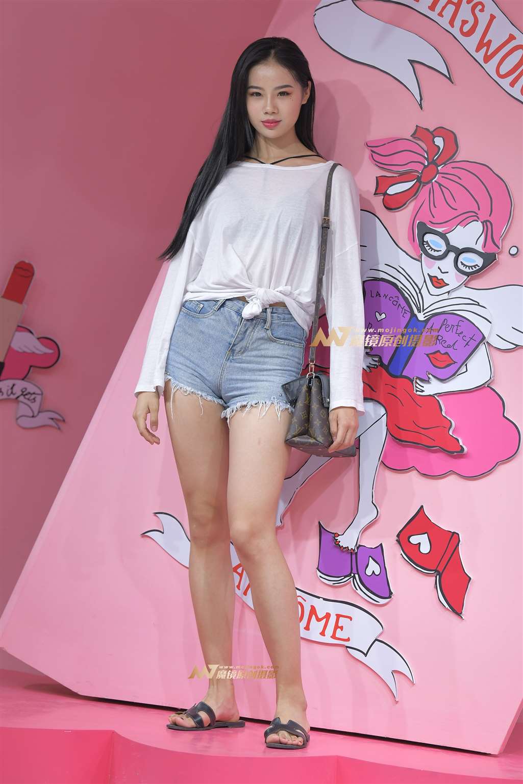 图片[4]-【红石赛帖】热裤长腿高挑美女-街拍流行馆