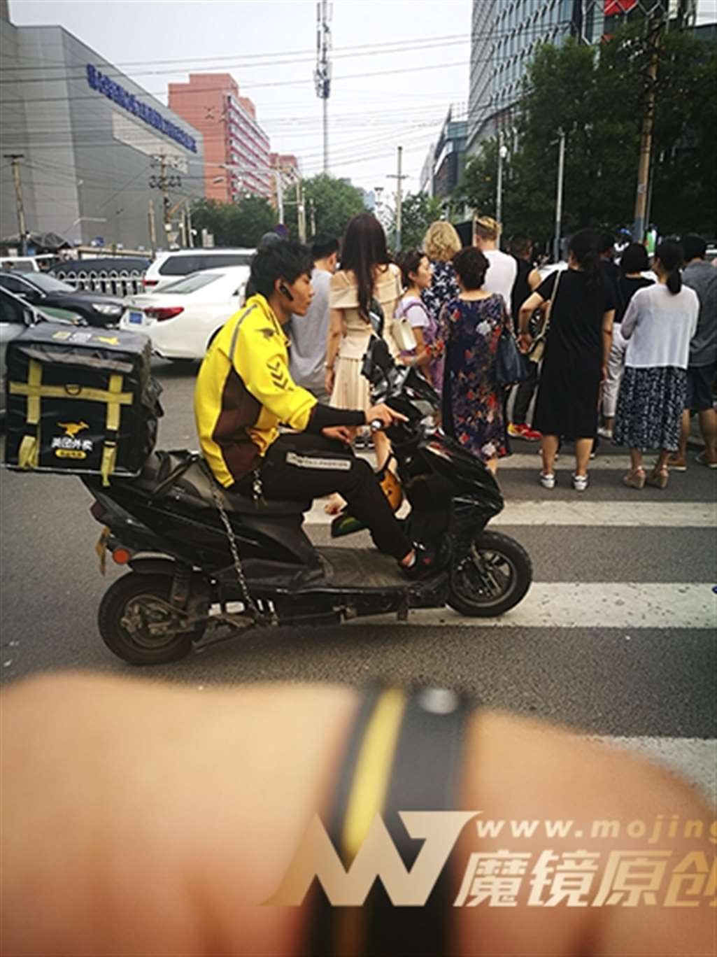 图片[2]-【赛德克赛帖】一字肩百褶裙气质美妇-街拍流行馆