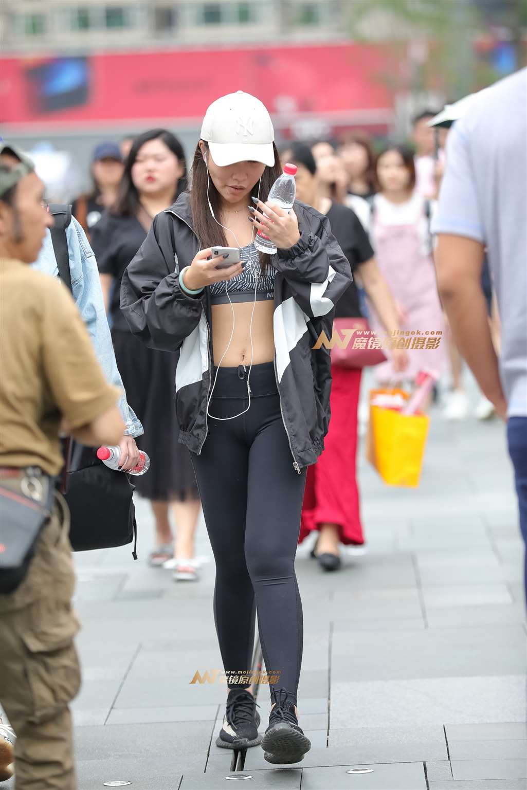 图片[3]-【凯恩赛帖】极品鸭舌帽墨镜紧身瑜伽裤美女-街拍流行馆