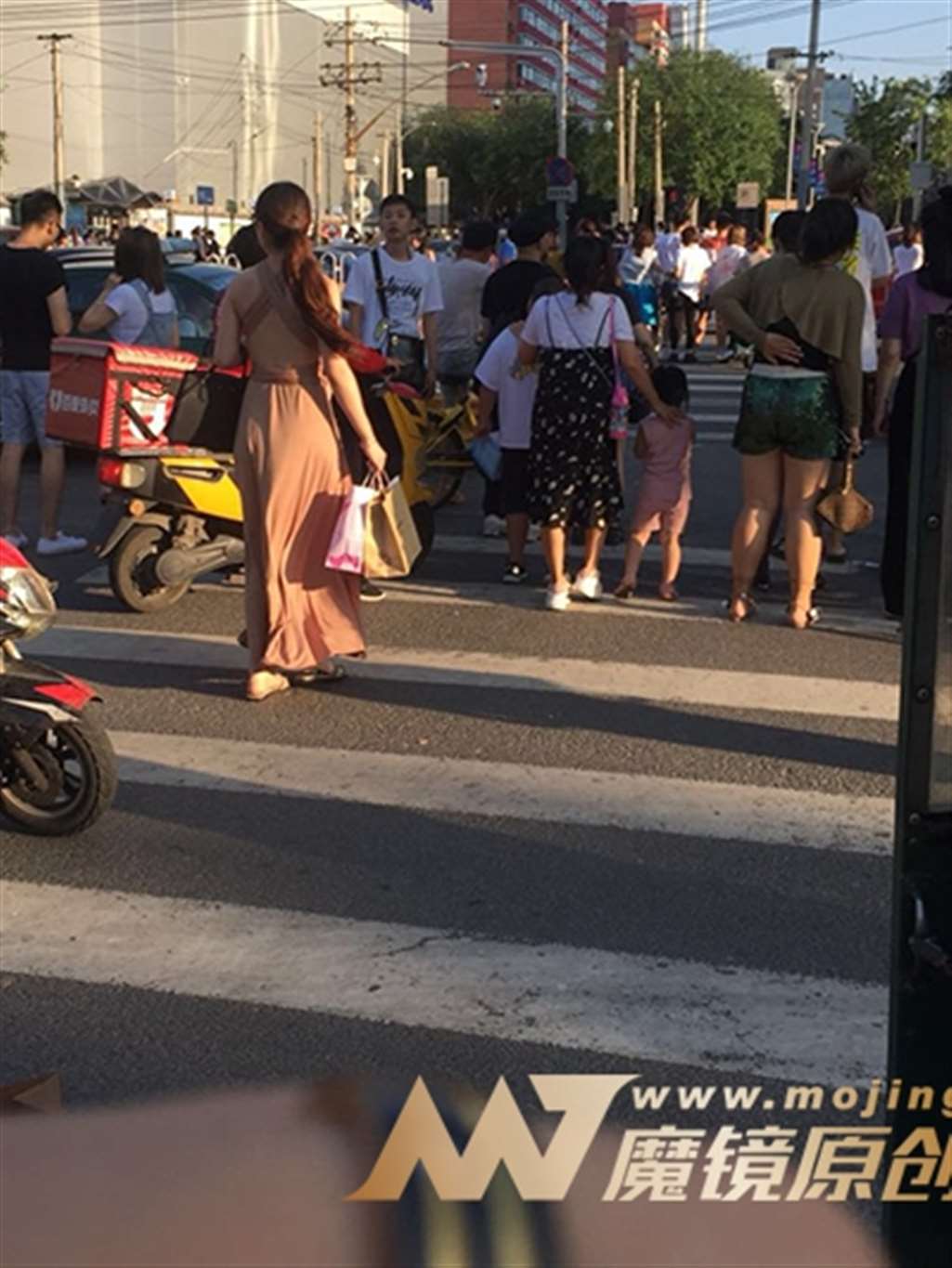 图片[3]-【红石赛帖】姿容出众的少妇-街拍流行馆