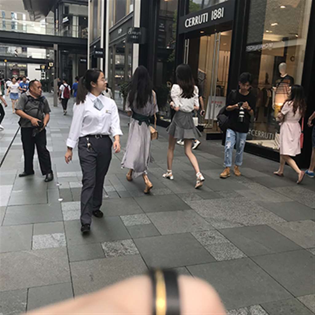 图片[3]-【辉辉赛贴】白皙的美腿漂亮小姐姐-街拍流行馆