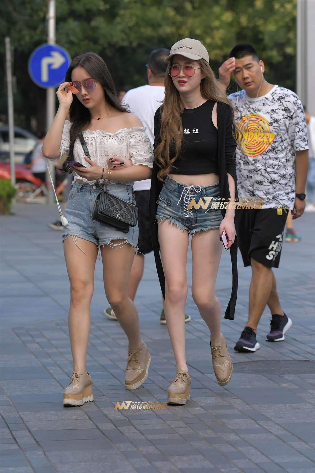 图片[1]-【红石赛帖】热裤性感美女-街拍流行馆