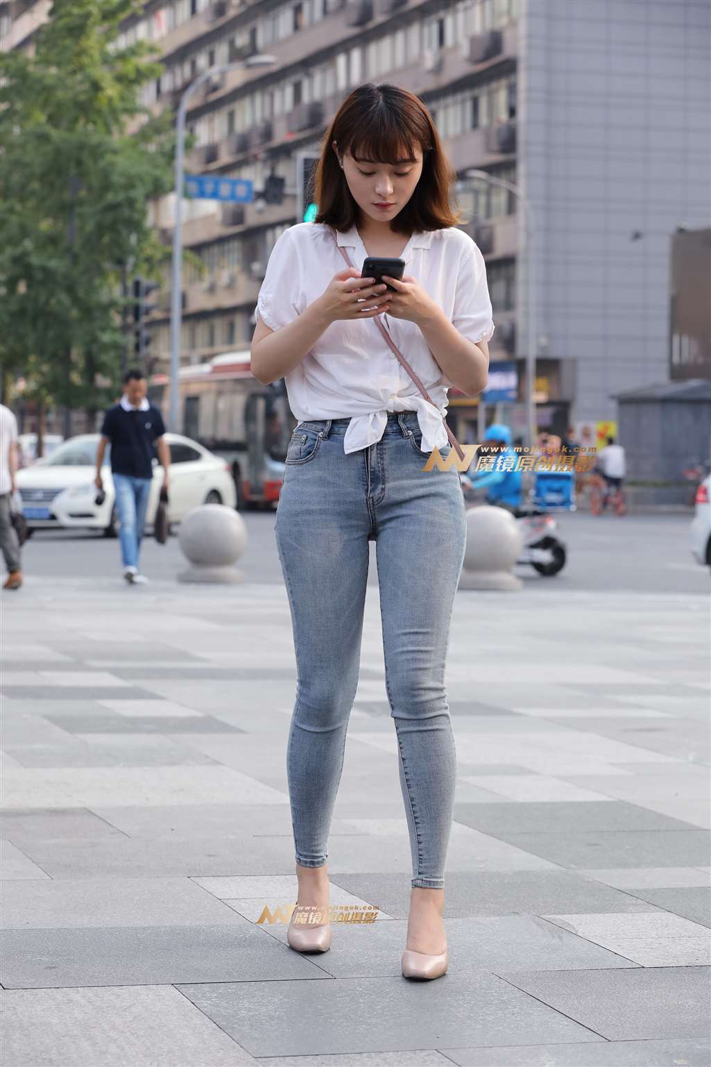 图片[1]-【视觉冲击赛帖】铅笔紧牛，短发小姐姐-街拍流行馆