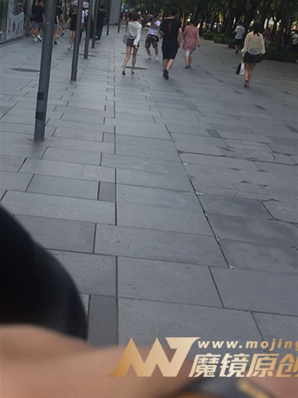 图片[3]-【红石赛帖】漂亮美女热裤-街拍流行馆