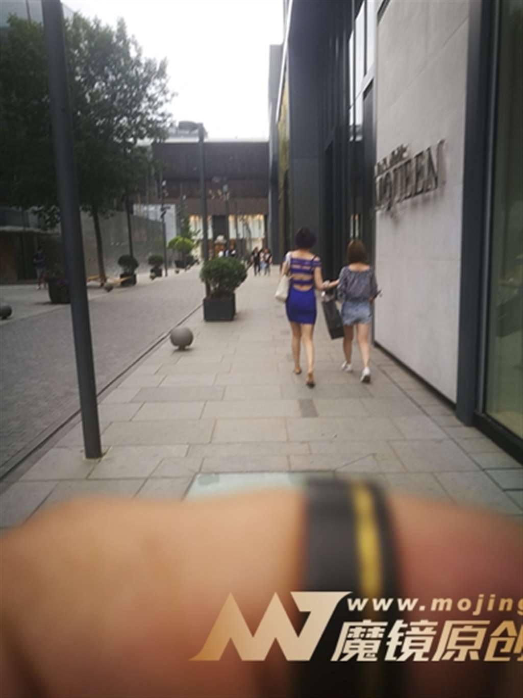 图片[2]-【赛德克赛帖】性感包臀裙少妇-街拍流行馆