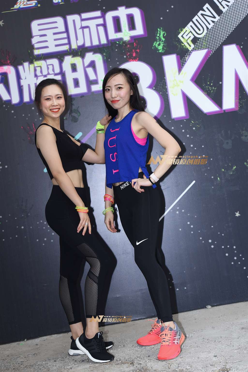 图片[2]-【咔喳赛贴】两个紧身裤妹子-街拍流行馆