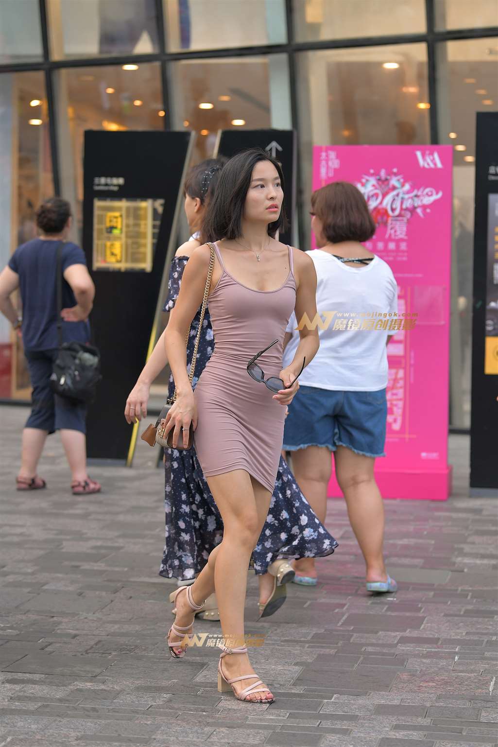 图片[1]-【红石赛帖】包臀裙性感少妇-街拍流行馆