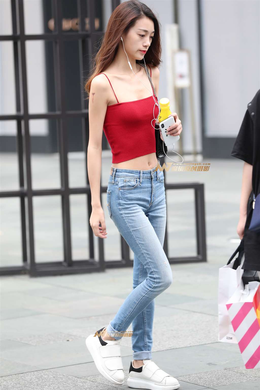 图片[5]-【辉辉赛贴】红色背心漂亮小姐姐-街拍流行馆