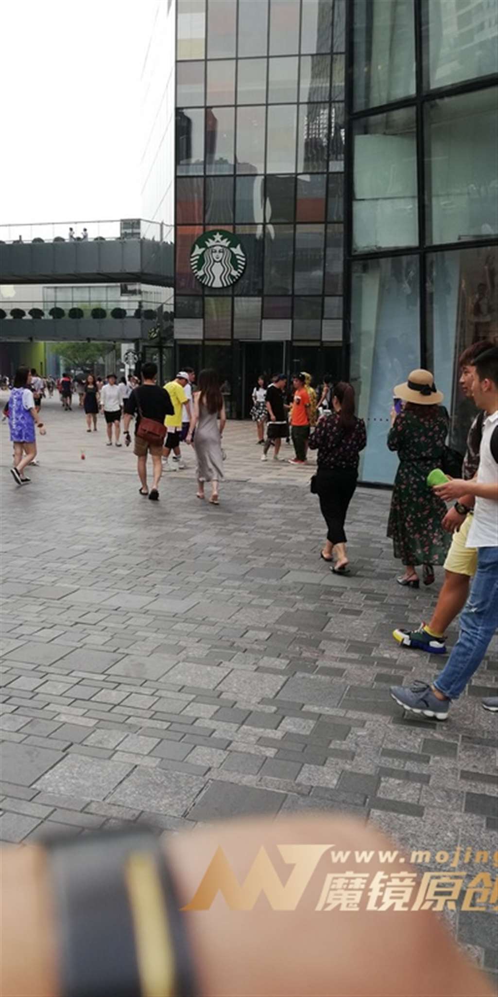 图片[3]-【视觉冲击赛帖】贴身小吊带裙，魅力女友-街拍流行馆