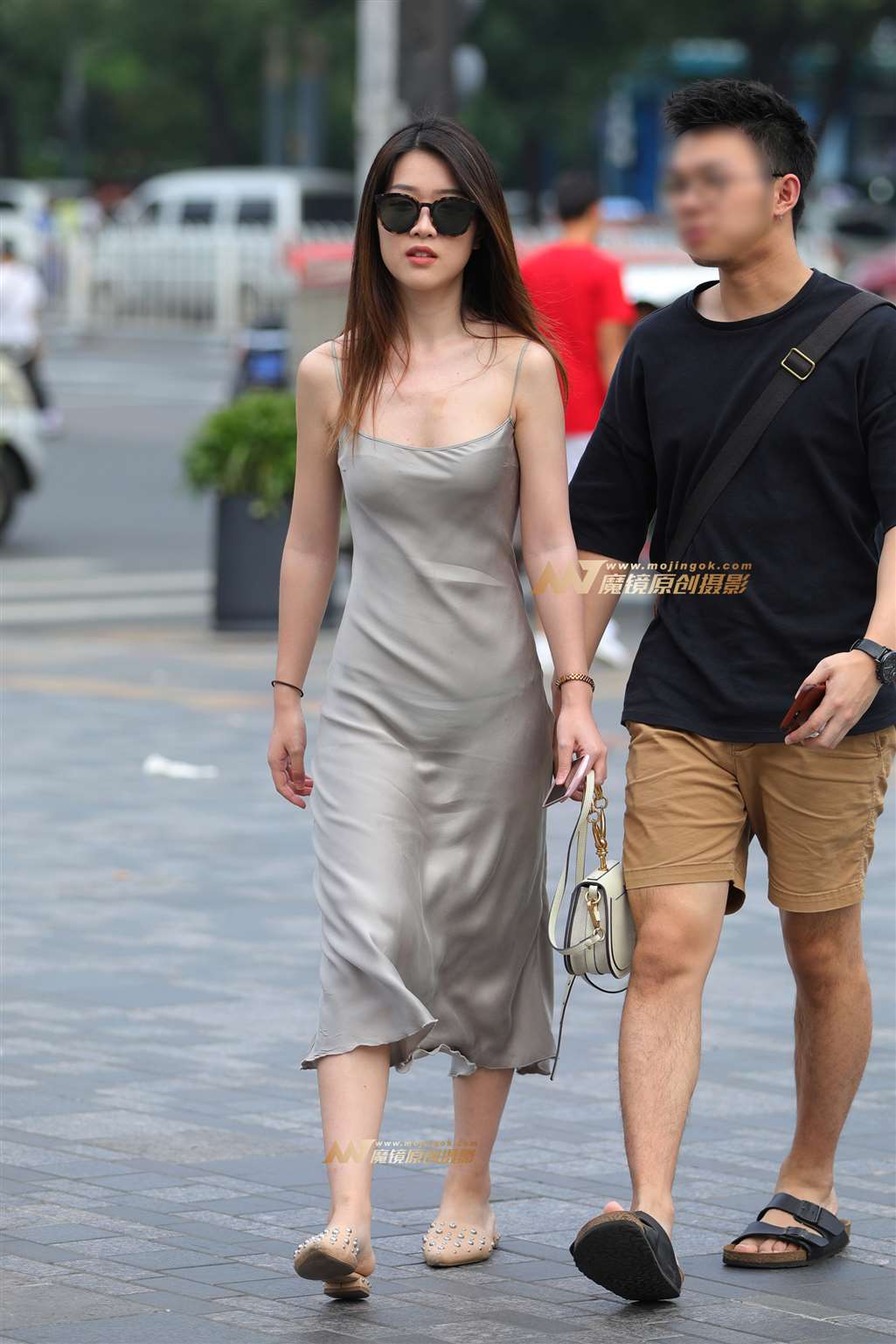 图片[1]-【视觉冲击赛帖】贴身小吊带裙，魅力女友-街拍流行馆