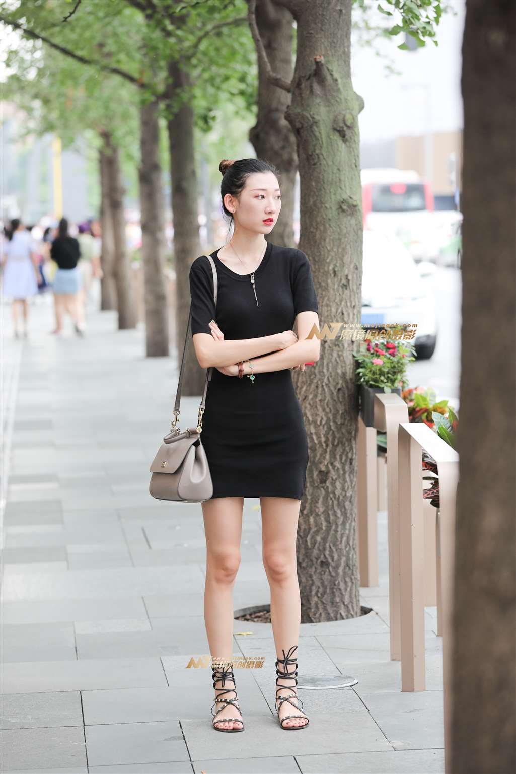 图片[1]-【辉辉赛贴】丸子头长腿漂亮小姐姐-街拍流行馆
