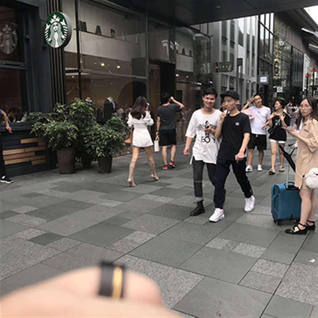 图片[3]-【辉辉赛贴】罗马鞋大长腿小姐姐有点像明星-街拍流行馆