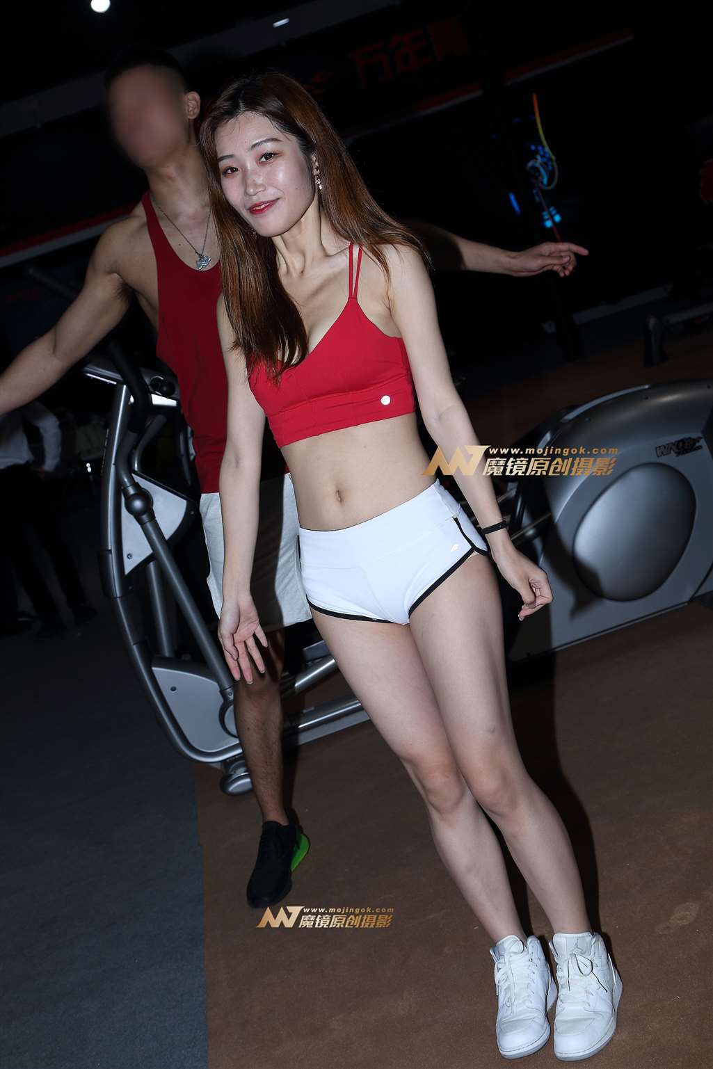 图片[1]-【番茄酱赛帖】可爱的超短热裤美女-街拍流行馆