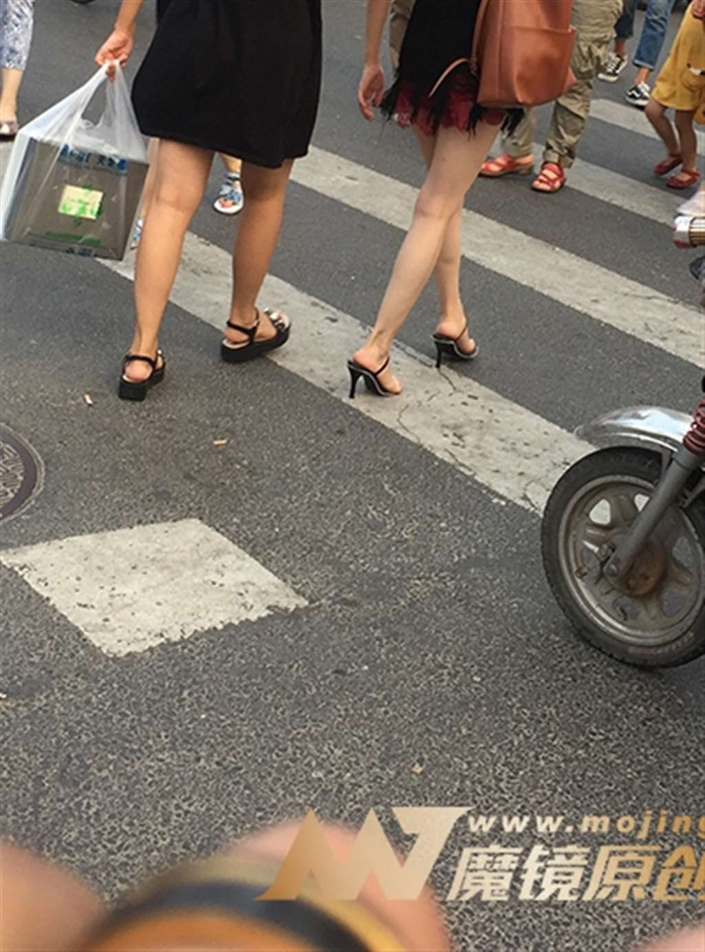图片[3]-【红石赛帖】高跟长腿个性热裤少妇-街拍流行馆